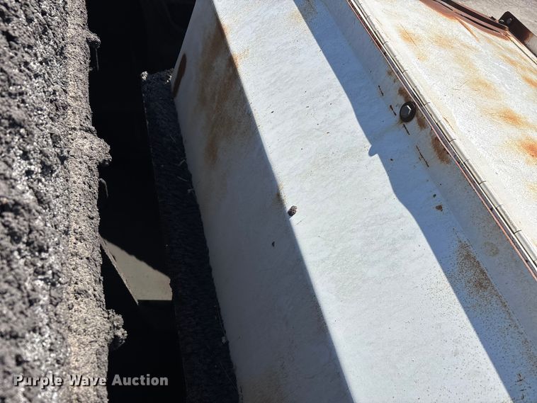 image for item DT0106 2006 Roadtec SB-2500C material transfer vehicle