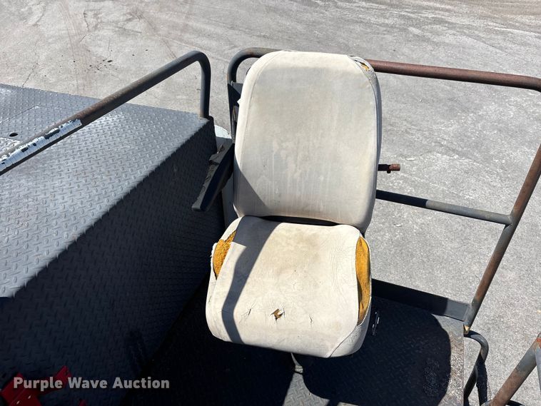 image for item DT0106 2006 Roadtec SB-2500C material transfer vehicle