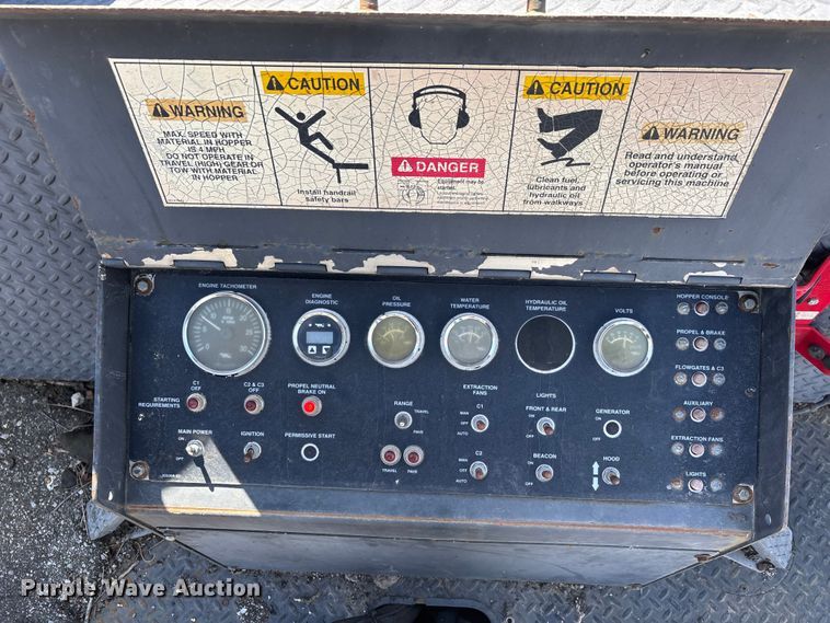 image for item DT0106 2006 Roadtec SB-2500C material transfer vehicle