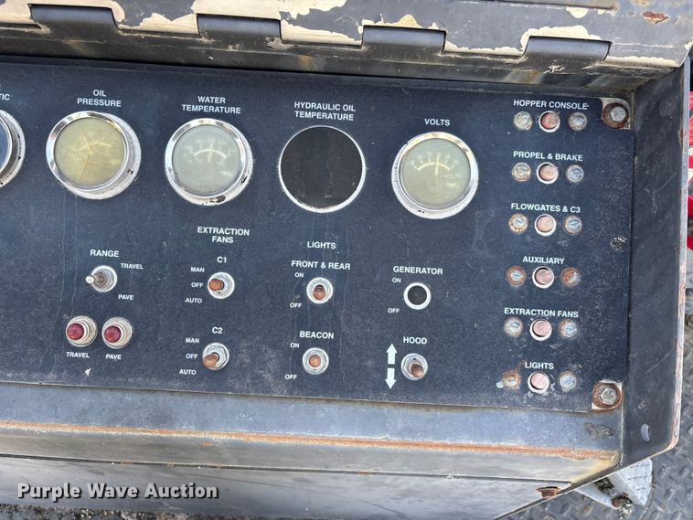 image for item DT0106 2006 Roadtec SB-2500C material transfer vehicle