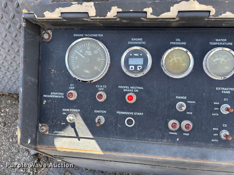 image for item DT0106 2006 Roadtec SB-2500C material transfer vehicle