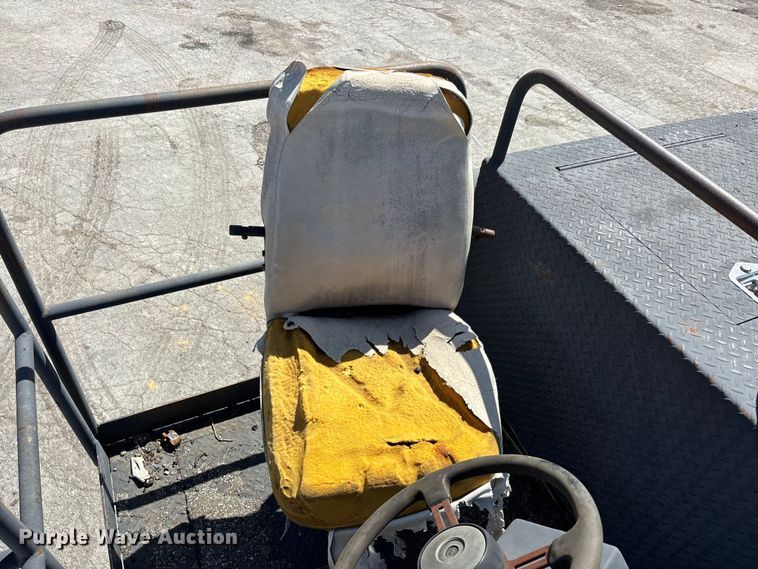 image for item DT0106 2006 Roadtec SB-2500C material transfer vehicle