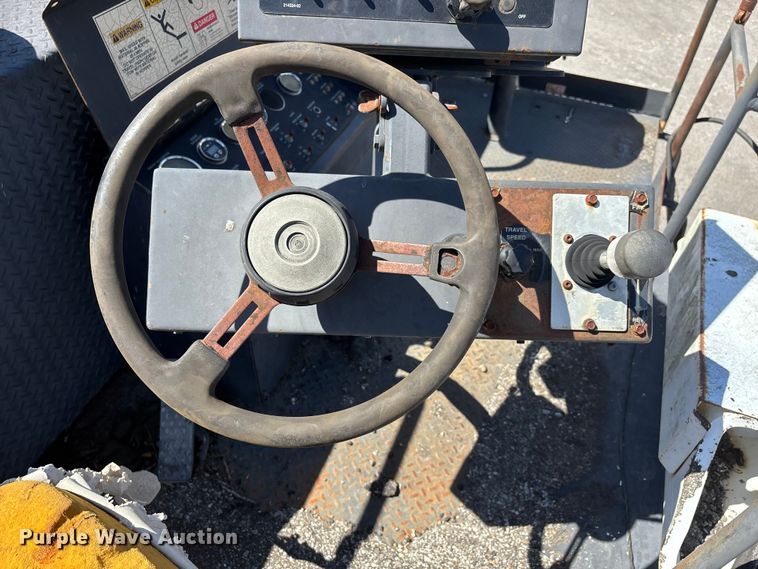 image for item DT0106 2006 Roadtec SB-2500C material transfer vehicle