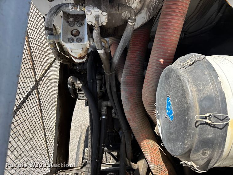 image for item DT0106 2006 Roadtec SB-2500C material transfer vehicle