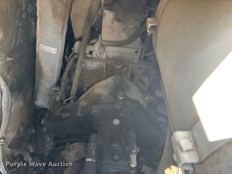 image for item DT0106 2006 Roadtec SB-2500C material transfer vehicle