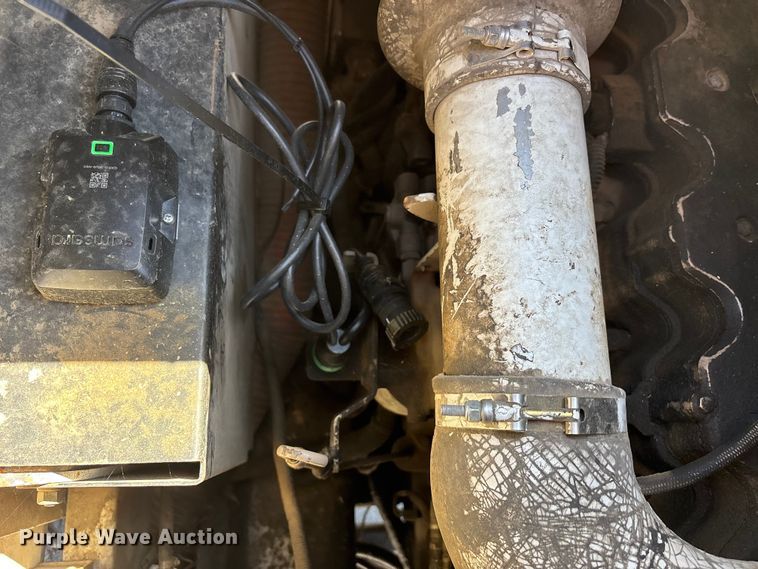 image for item DT0106 2006 Roadtec SB-2500C material transfer vehicle