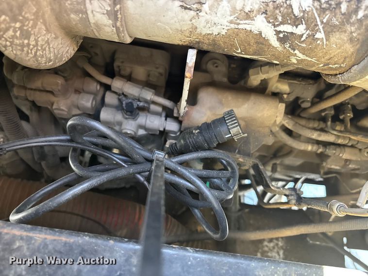 image for item DT0106 2006 Roadtec SB-2500C material transfer vehicle