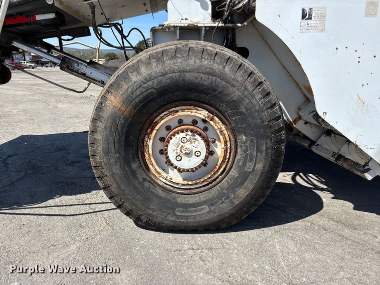 image for item DT0106 2006 Roadtec SB-2500C material transfer vehicle