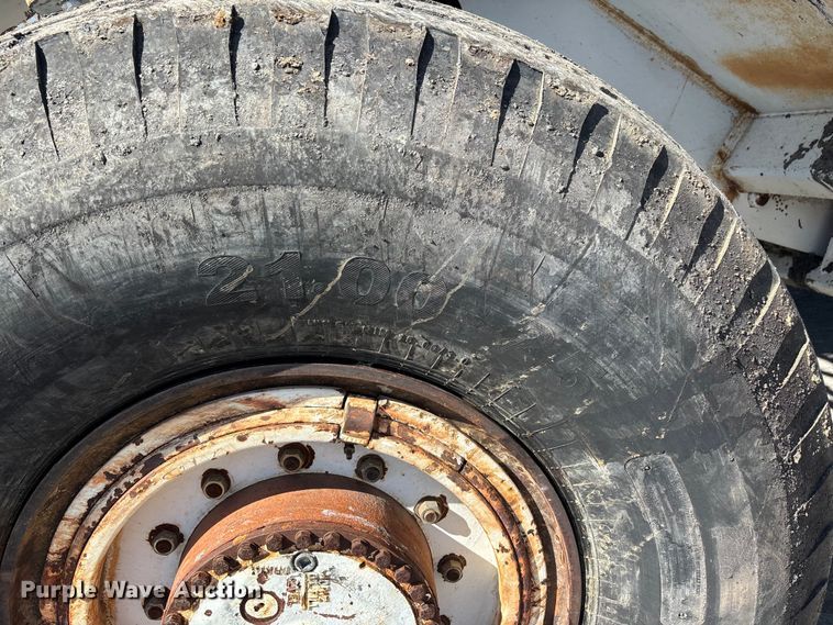 image for item DT0106 2006 Roadtec SB-2500C material transfer vehicle