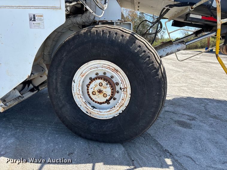 image for item DT0106 2006 Roadtec SB-2500C material transfer vehicle