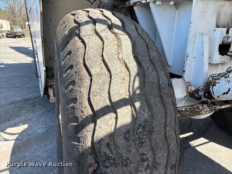 image for item DT0106 2006 Roadtec SB-2500C material transfer vehicle