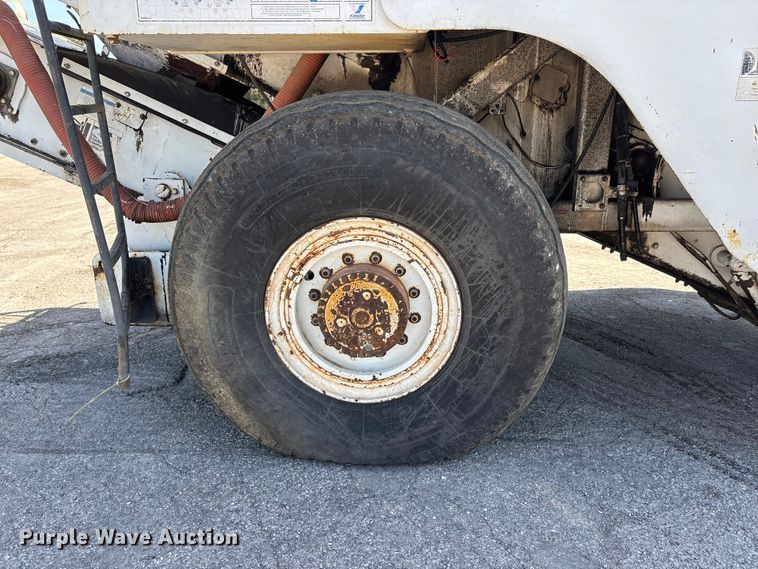 image for item DT0106 2006 Roadtec SB-2500C material transfer vehicle