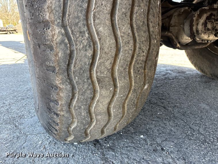 image for item DT0106 2006 Roadtec SB-2500C material transfer vehicle