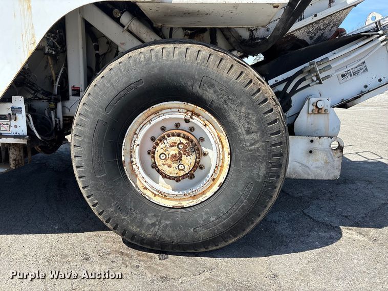 image for item DT0106 2006 Roadtec SB-2500C material transfer vehicle