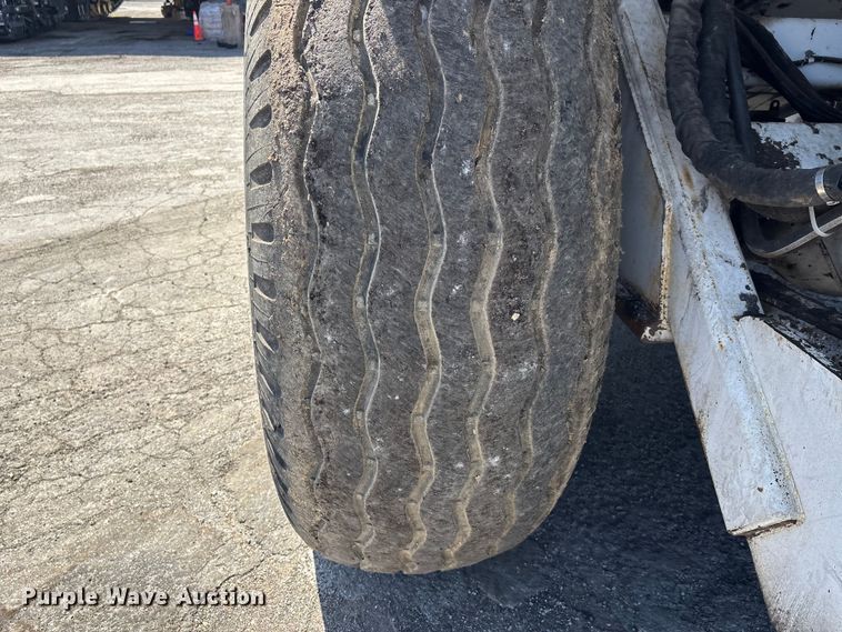 image for item DT0106 2006 Roadtec SB-2500C material transfer vehicle