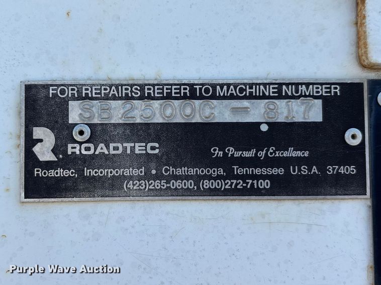 image for item DT0106 2006 Roadtec SB-2500C material transfer vehicle