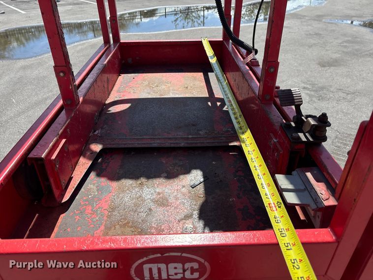 image for item DU0421 2016 MEC 1330SE scissor lift