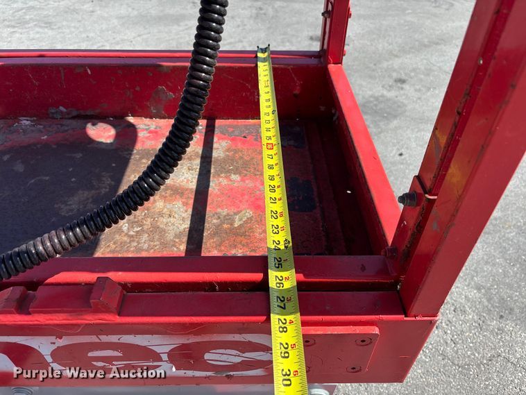 image for item DU0421 2016 MEC 1330SE scissor lift