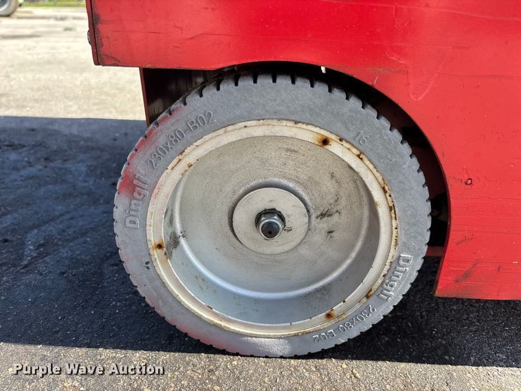 image for item DU0421 2016 MEC 1330SE scissor lift