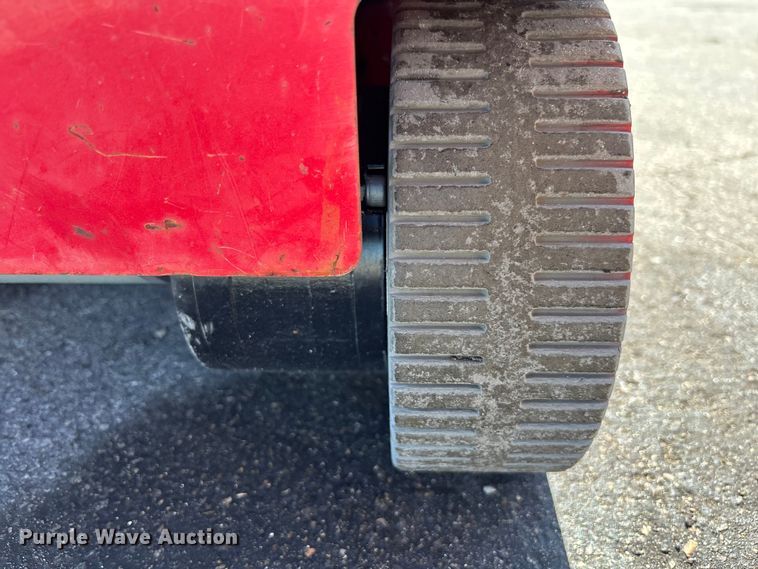 image for item DU0421 2016 MEC 1330SE scissor lift