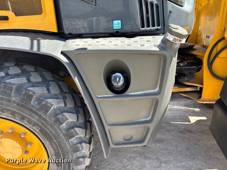 image for item DU0422 2021 John Deere 344L wheel loader