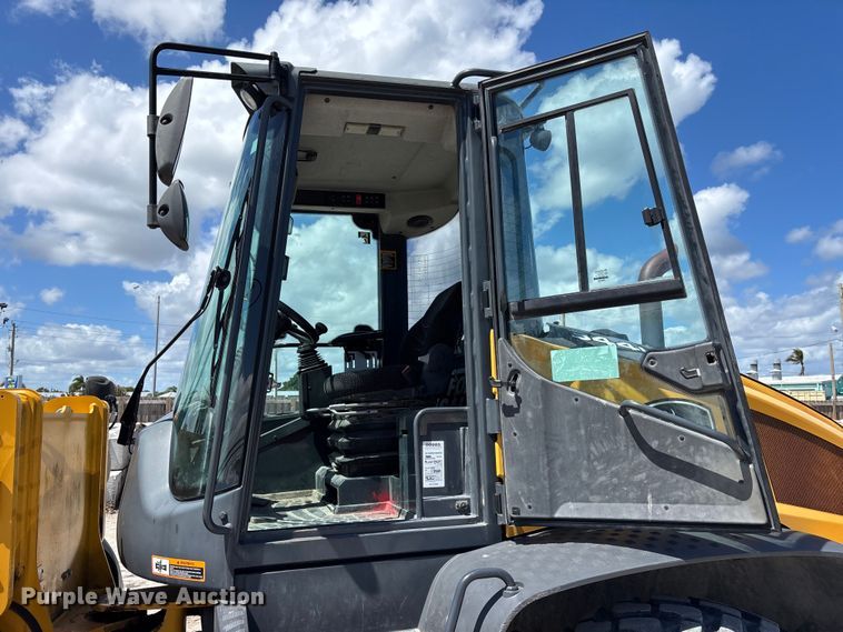 image for item DU0422 2021 John Deere 344L wheel loader