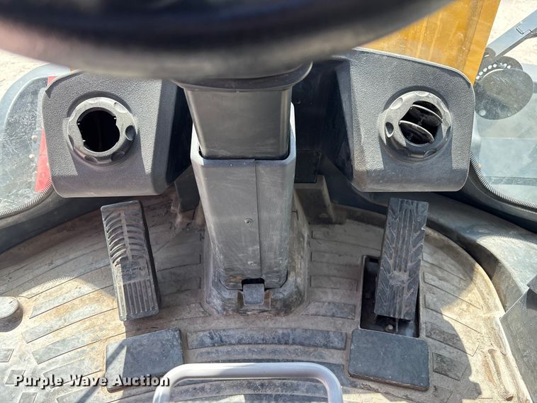 image for item DU0422 2021 John Deere 344L wheel loader