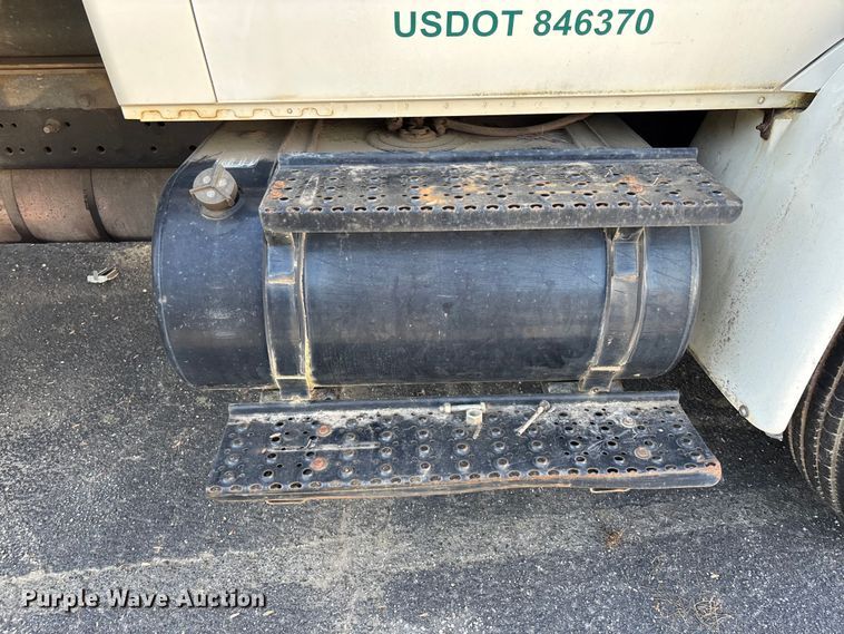 image for item DU0452 2003 International 4300 dump truck