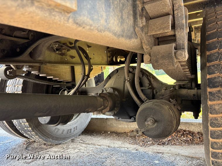 image for item DU0452 2003 International 4300 dump truck