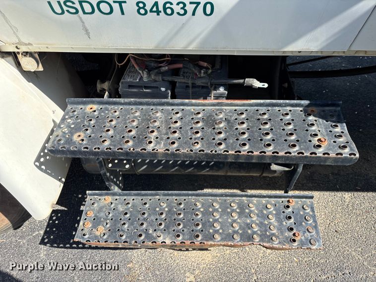 image for item DU0452 2003 International 4300 dump truck