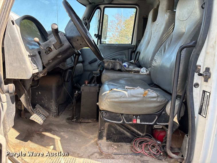 image for item DU0452 2003 International 4300 dump truck