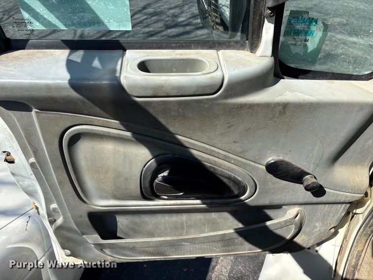 image for item DU0452 2003 International 4300 dump truck