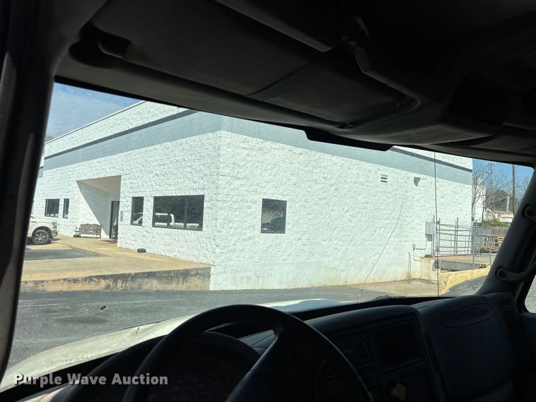 image for item DU0452 2003 International 4300 dump truck