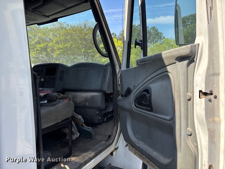 image for item DU0452 2003 International 4300 dump truck