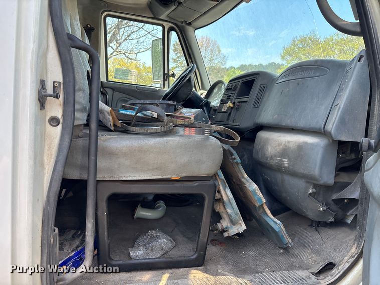 image for item DU0452 2003 International 4300 dump truck