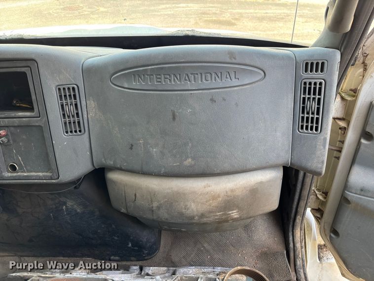 image for item DU0452 2003 International 4300 dump truck