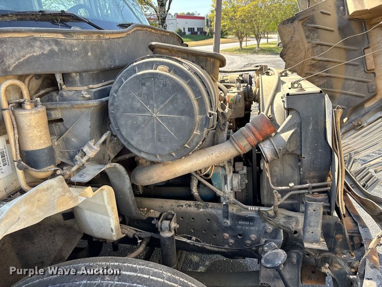 image for item DU0452 2003 International 4300 dump truck