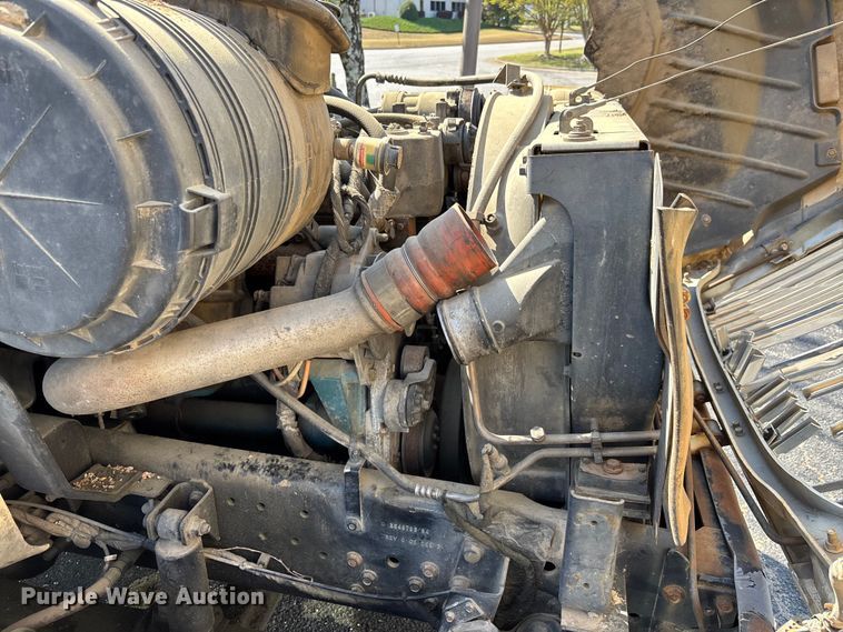 image for item DU0452 2003 International 4300 dump truck