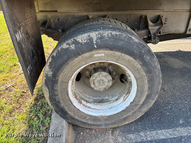 image for item DU0452 2003 International 4300 dump truck