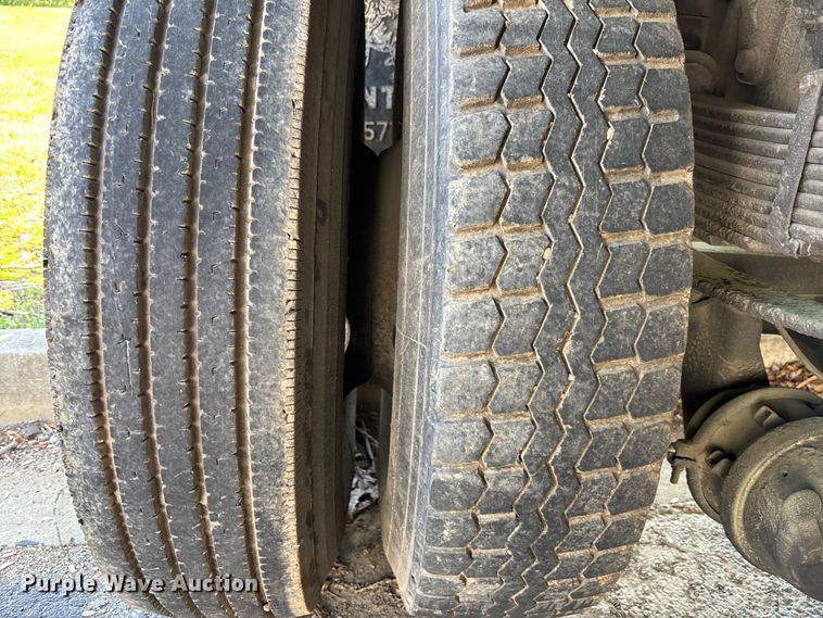 image for item DU0452 2003 International 4300 dump truck