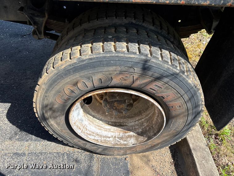 image for item DU0452 2003 International 4300 dump truck