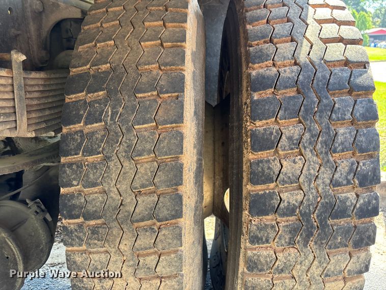 image for item DU0452 2003 International 4300 dump truck