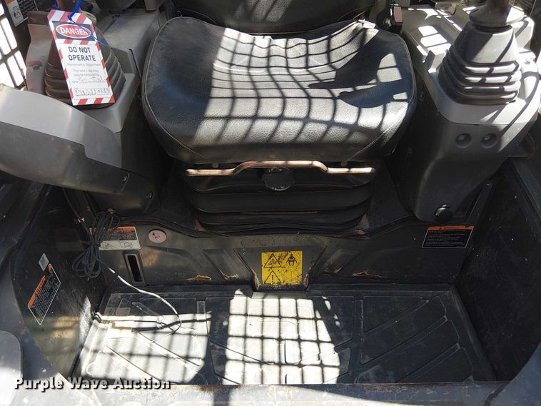 image for item DU3104 2022 Kubota SVL75-2 tracked skid steer loader