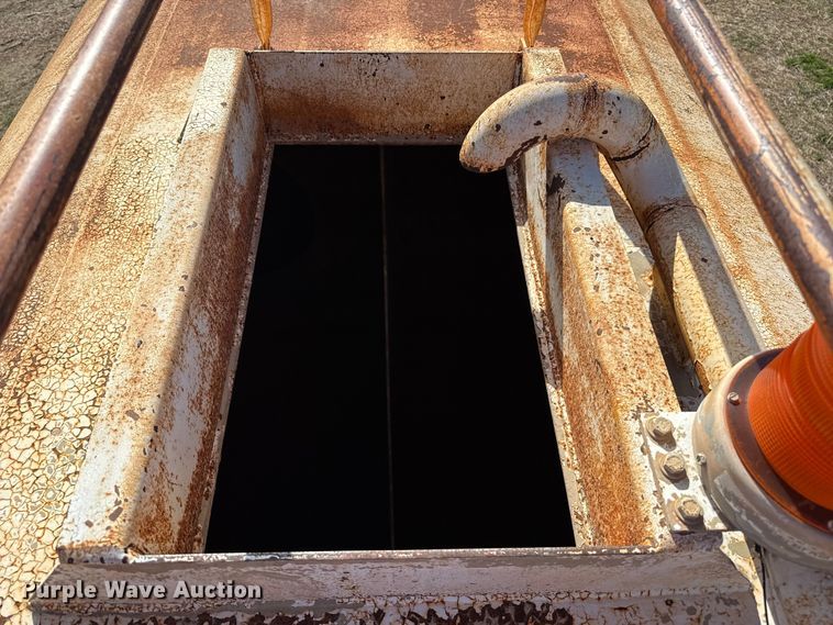 image for item DZ5197 1997 Mack RD690S water truck