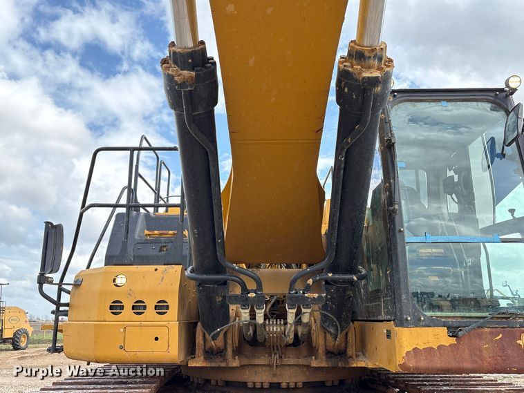 image for item EA7223 2021 Caterpillar 374 excavator