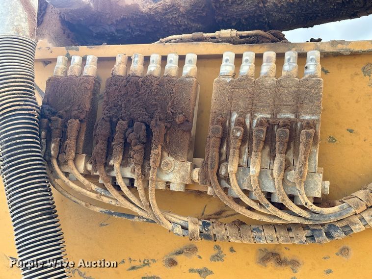image for item EA7223 2021 Caterpillar 374 excavator