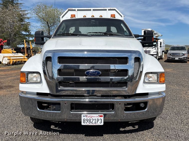image for item EC8313 2013 Ford F650 chipper truck