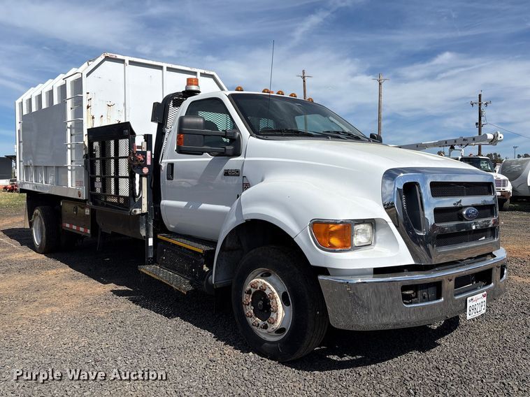 image for item EC8313 2013 Ford F650 chipper truck