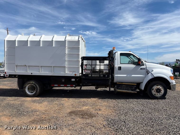 image for item EC8313 2013 Ford F650 chipper truck