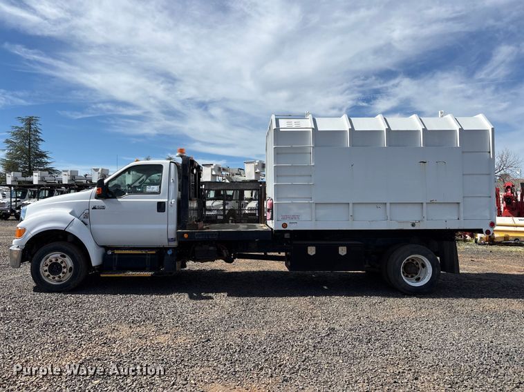 image for item EC8313 2013 Ford F650 chipper truck
